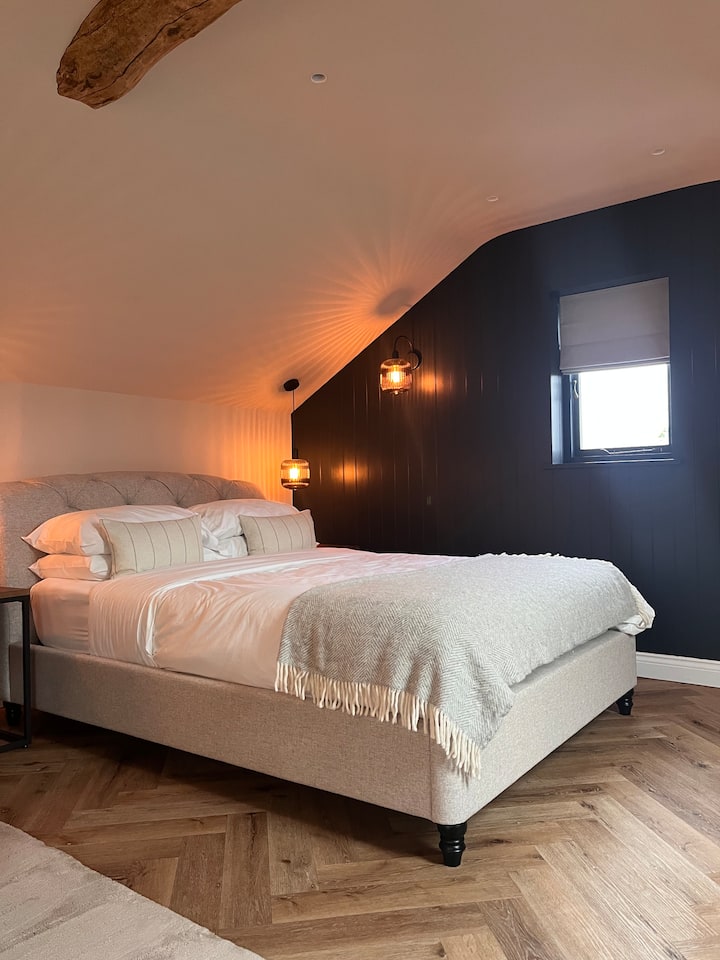 King size bed, Egyptian cotton sheets, king size pillows. 