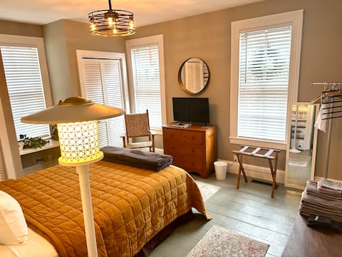 “The Clemons!” Central AC - 3 Beds - Main Level
