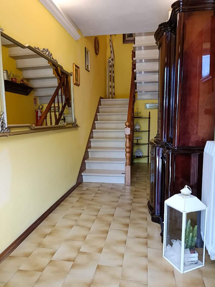 pasillo con escaleras