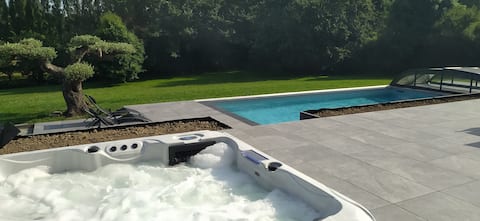 Beachfront villa with pool and jacuzzi 
-8 people-