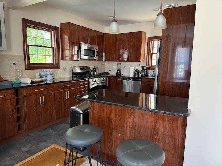 2nd Floor 3 Bedroom Apartment Unit. - Bloomfield, NJ