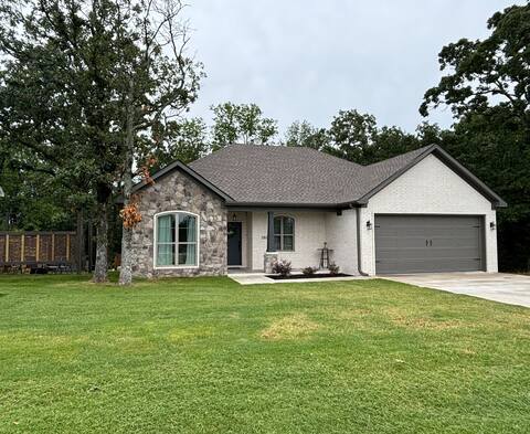 New! Hilltop Hideway w/arcade and hot tub!