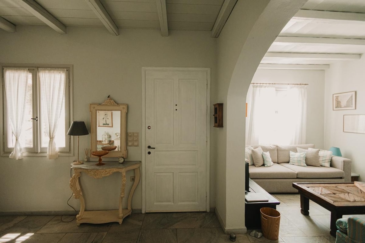 Glavni ulaz u kuću koji vodi do dnevnog boravka