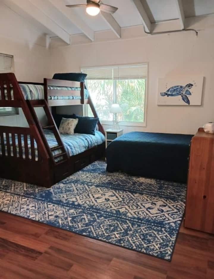 Спална соба со брачен кревет (широк 150-179 см) со двокреветни кревети и брачен кревет (широк 180-179 см) со скокачка која може да се користи како уште еден брачен кревет (широк 180-179 см) или да се намести со другиот брачен кревет (широк 180-179 см) за да се направи брачен кревет (широк 180  Во собата има и 55-инчен паметен Roku телевизор. 