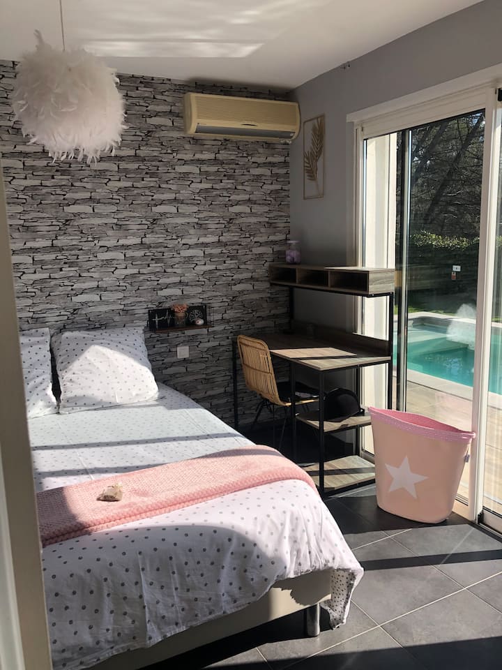 Klima-uređaj s bračnim krevetom i pogledom na bazen.