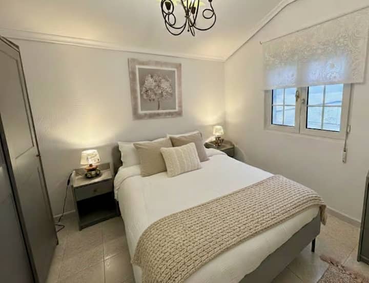 ห้องนอนใหญ่ขนาดใหญ่และสว่างพร้อมการตกแต่งคุณภาพสูง