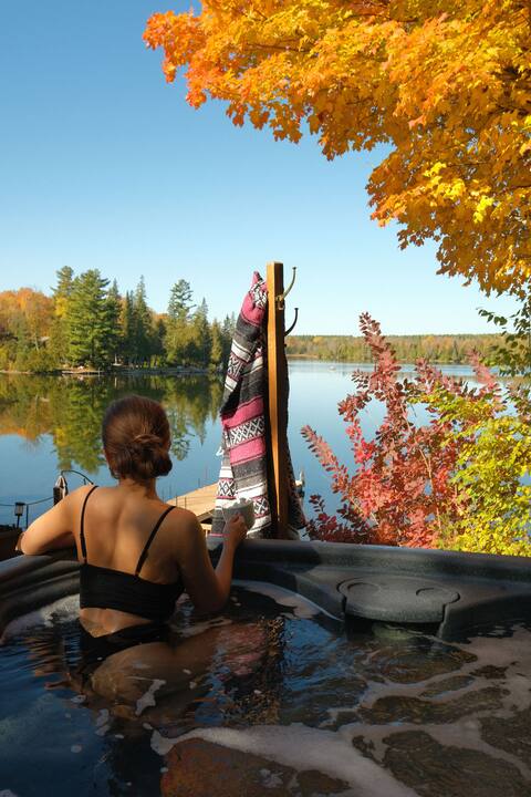 A cozy winter escape on the lake with a Hot Tub