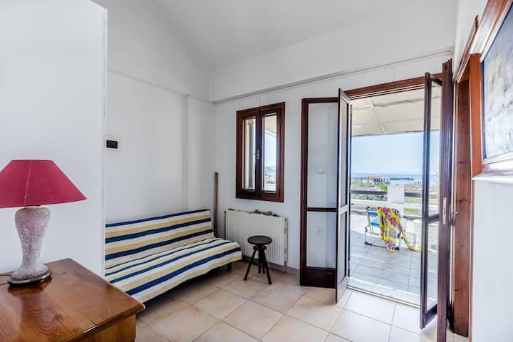Può essere trasformato in letto per un bambino piccolo. Si trova al 2° piano della maisonette, dove c'è 1 camera da letto con letto matrimoniale.