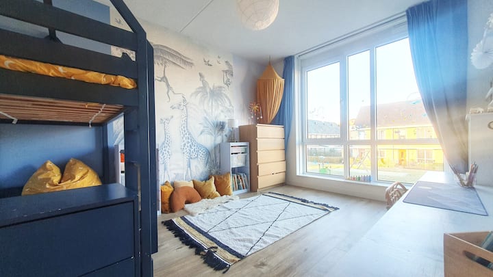 Chumba cha watoto kilicho na kitanda cha watoto wawili. Kitanda kimetengenezwa mahususi na kina vitanda viwili vyenye ukubwa wa sentimita 160 x 80