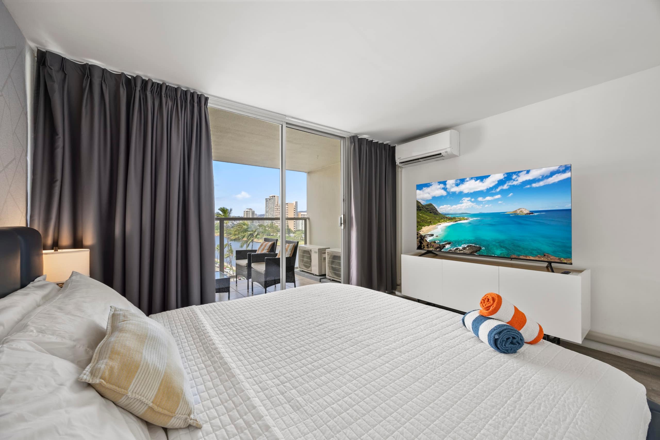 Condo in Honolulu · ★4.87 · 1 bedroom · 4 beds · 1 bath - Image 36