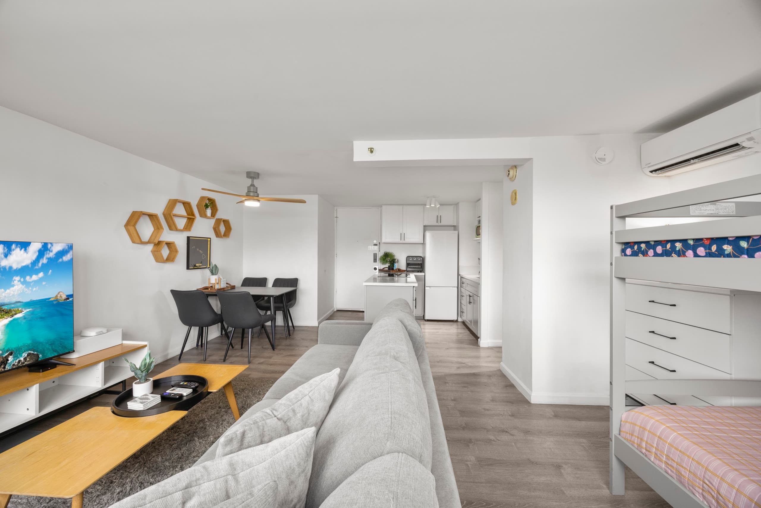 Condo in Honolulu · ★4.87 · 1 bedroom · 4 beds · 1 bath - Image 7