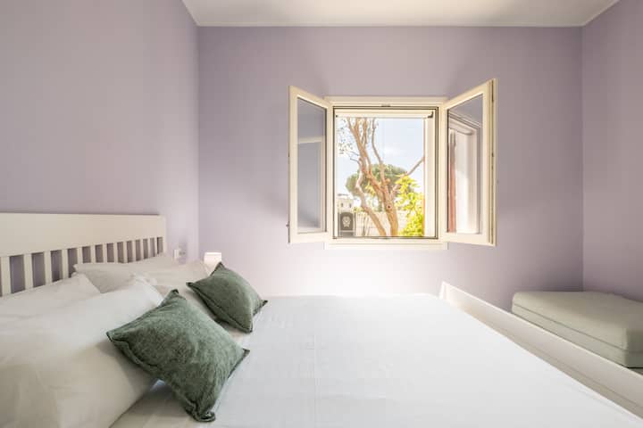 Suite de dormitorio con cama doble tamaño king. Posibilidad de añadir una cama individual o una cuna para bebés.
