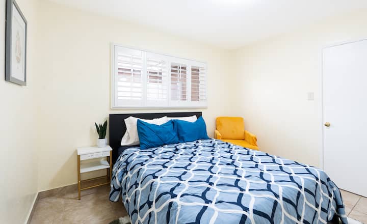 เตียงควีนไซส์พร้อมเก้าอี้เลานจ์และโต๊ะข้างเตียง!