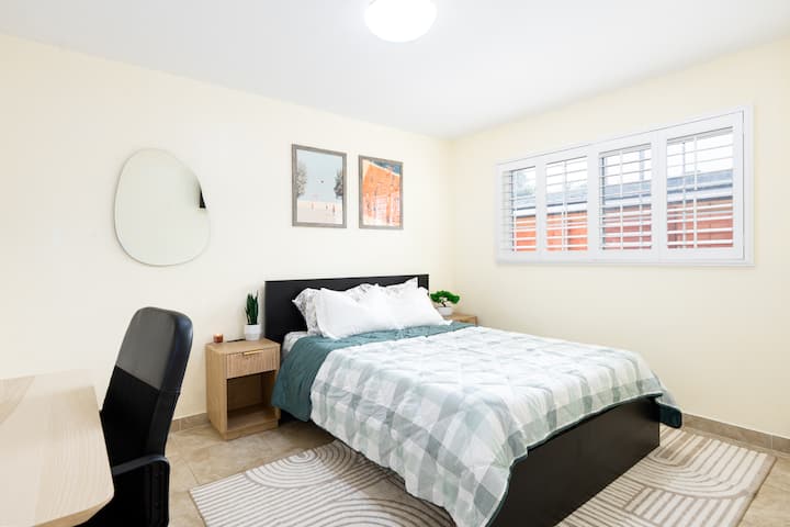 เตียงควีนไซส์พร้อมโต๊ะและเก้าอี้