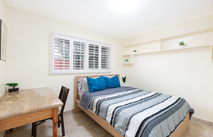 เตียงควีนไซส์พร้อมโต๊ะหินอ่อนขนาดใหญ่และเก้าอี้!