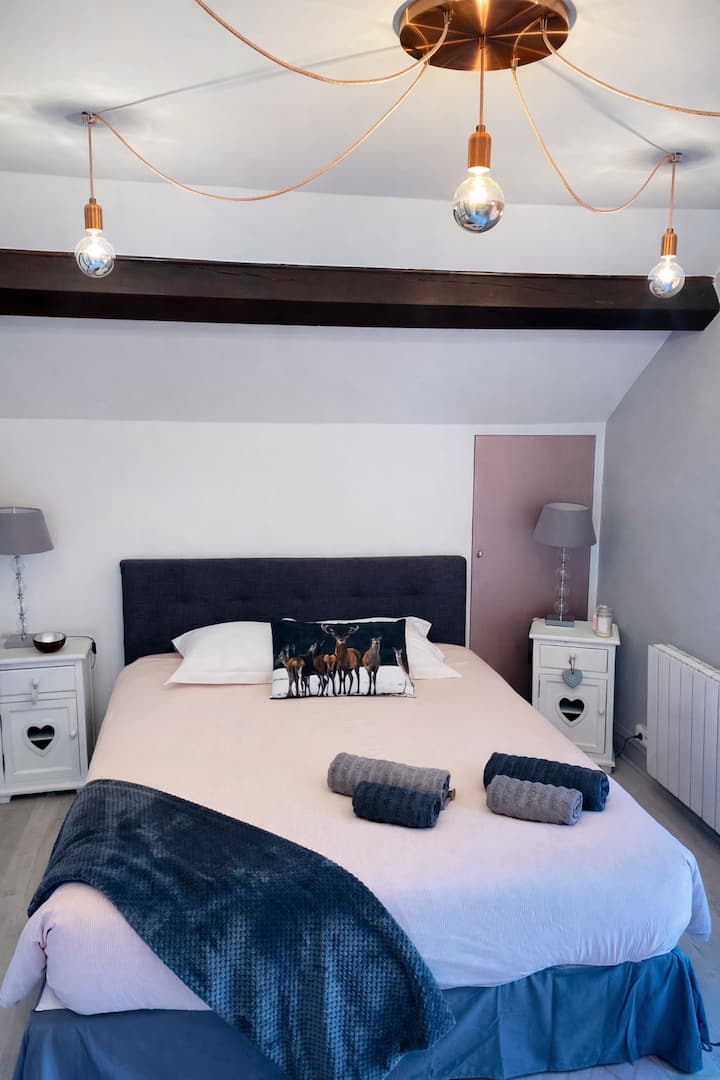 160 x 200 cm bed boven, slaapkamer met eigen doucheruimte, toilet en wastafel in een aangrenzende kamer. 