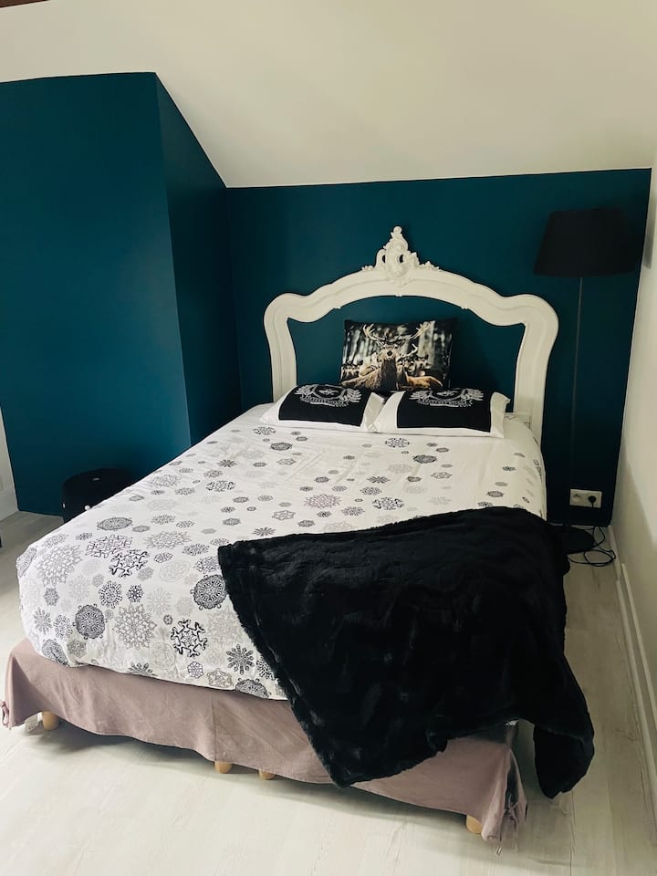 Een van de slaapkamers op de slaapvloer van 140x200 met eigen douche, toilet en wastafel 