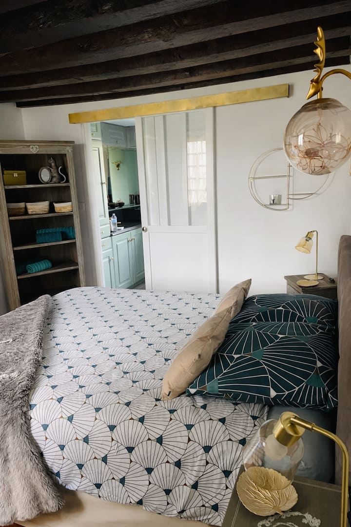 De mastersuite op de begane grond met 160 x 200 beddengoed met eigen badkamer met wastafel, douche en toilet. 
Handdoekdroger en smart-tv 