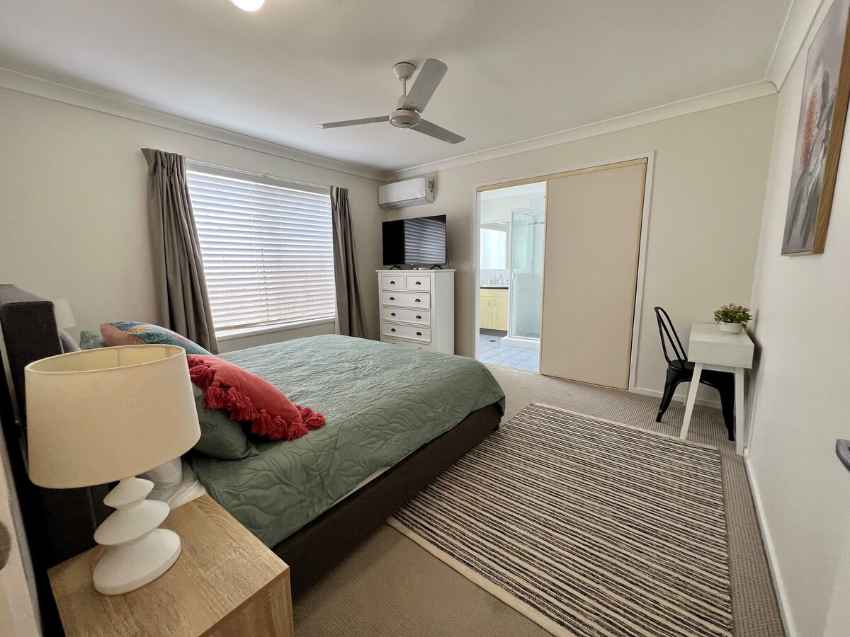 Veliki bračni krevet, TV, klima-uređaj, radni stol, kupaonica sa spojenom kupaonicom i ormarom za odlaganje odjeće 