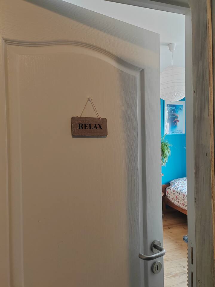 Izba na Airbnb sa nachádza na 1. poschodí, 2. dvere vľavo, kde je nápis RELAX.
