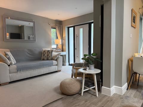 Top performing Airbnb: 'The Haven' Coastal style apartment mins to beach in Christchurch