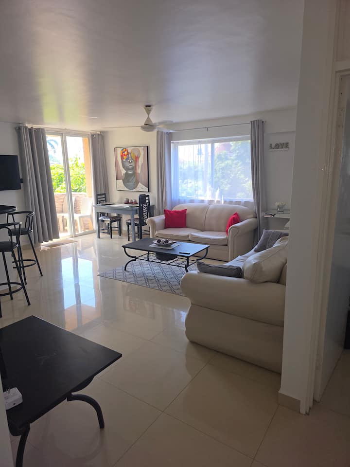 2 Bed 2 Bath Beachfront Apt Free Beach Entry - Ocho Rios