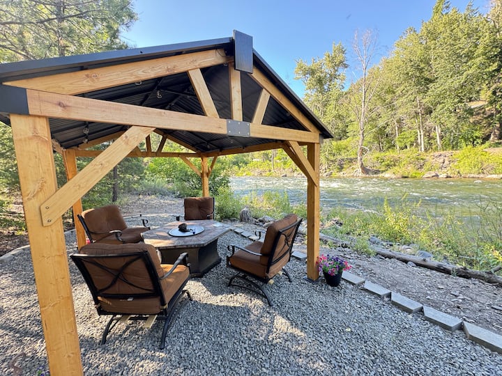 Private River Front Oasis, HotTub, Firepits + A/C