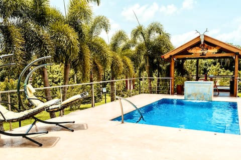 Deer Cabin – Heated Pool, Romantic Getaway