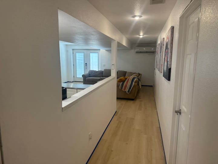 Коридор, гледащ към стъклените двойни входни врати.  Има маса за 6 или повече души, която не е снимана.  Ще има актуализирани снимки следващия месец, показващи первазите и масата.  Току-що инсталирах LVP навсякъде. 