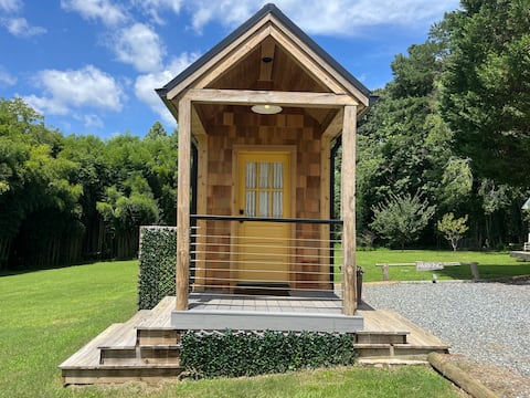Popular Airbnb listing: Delightful tiny house in the country in Greensboro / High Point