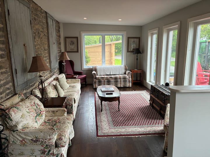 Spacious family living room with stunning views of the Rideau Canal — the perfect spot to unwind, stream your favorite shows on the smart TV, or simply take in the beauty of nature. You’ll also find a single pull-out couch for extra sleeping space.