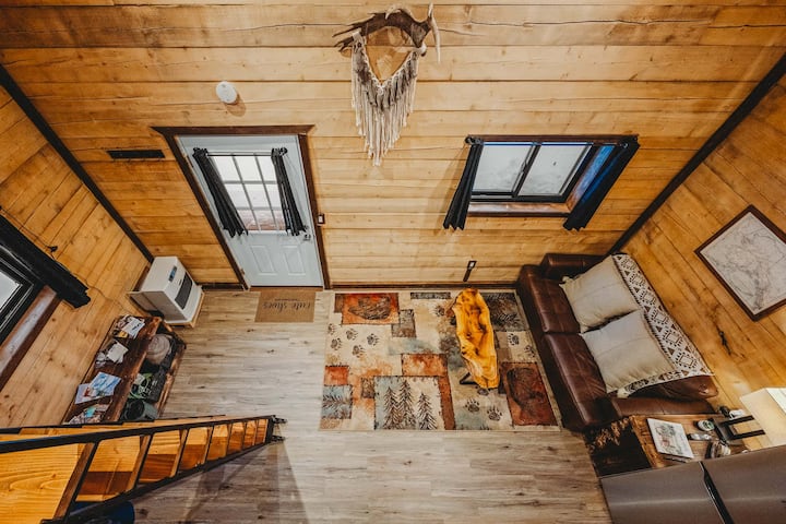 Rustic Elegance Lodge W/ Running Water + Sauna - Alaska