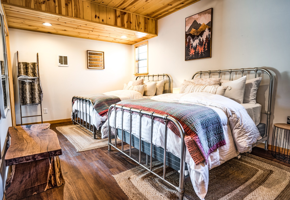 Coppermoon Cabin: Hochatown Escape w/Hot Tub - Cabins for Rent in