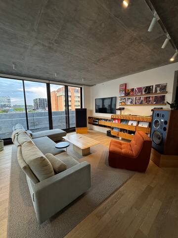 Penthouse With Panoramic City Views gallery image 2