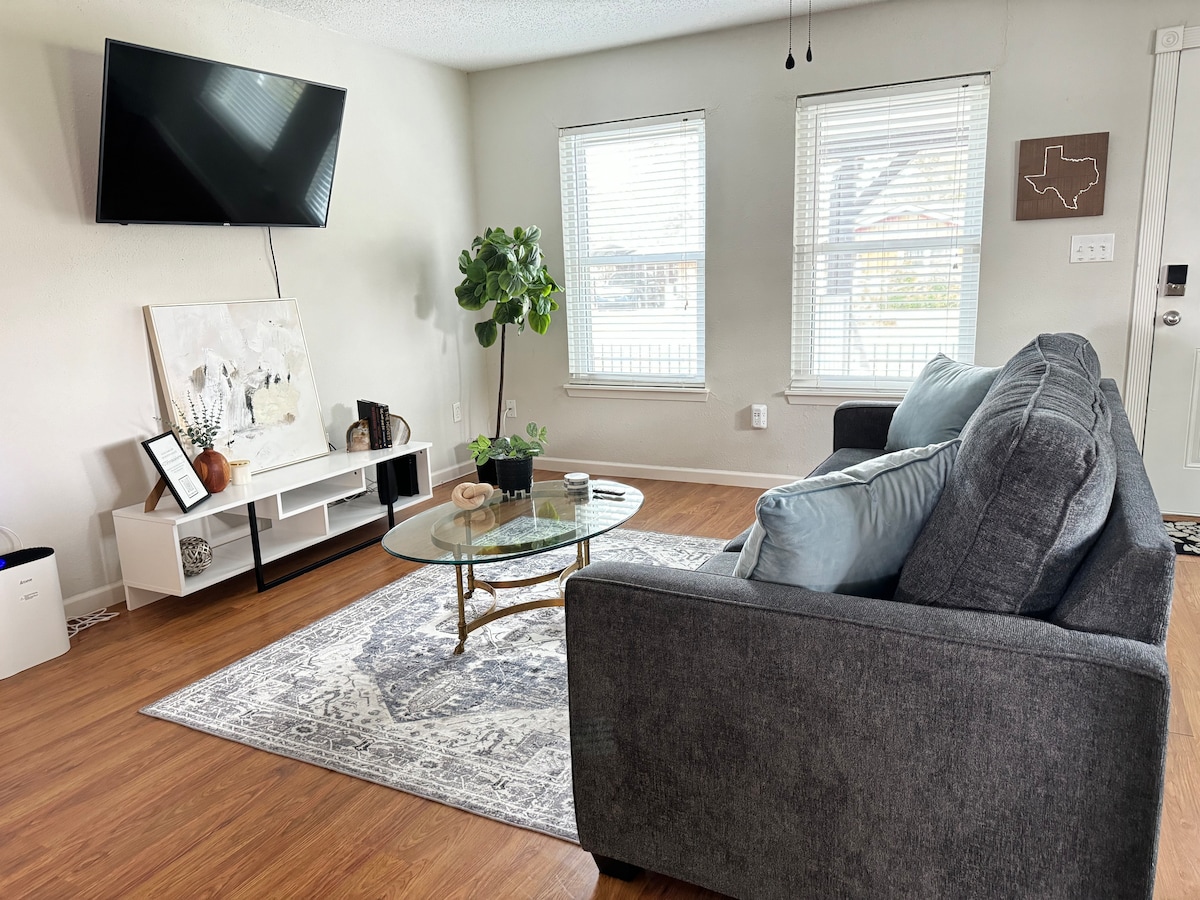 בואו לחוות את הסלון האוורירי והמזמין, הכולל ספה נוחה עם מיטת קווין סיידר, פינת ישיבה נוחה עם כיסאות מסוגננים ושולחן קפה אופנתי.