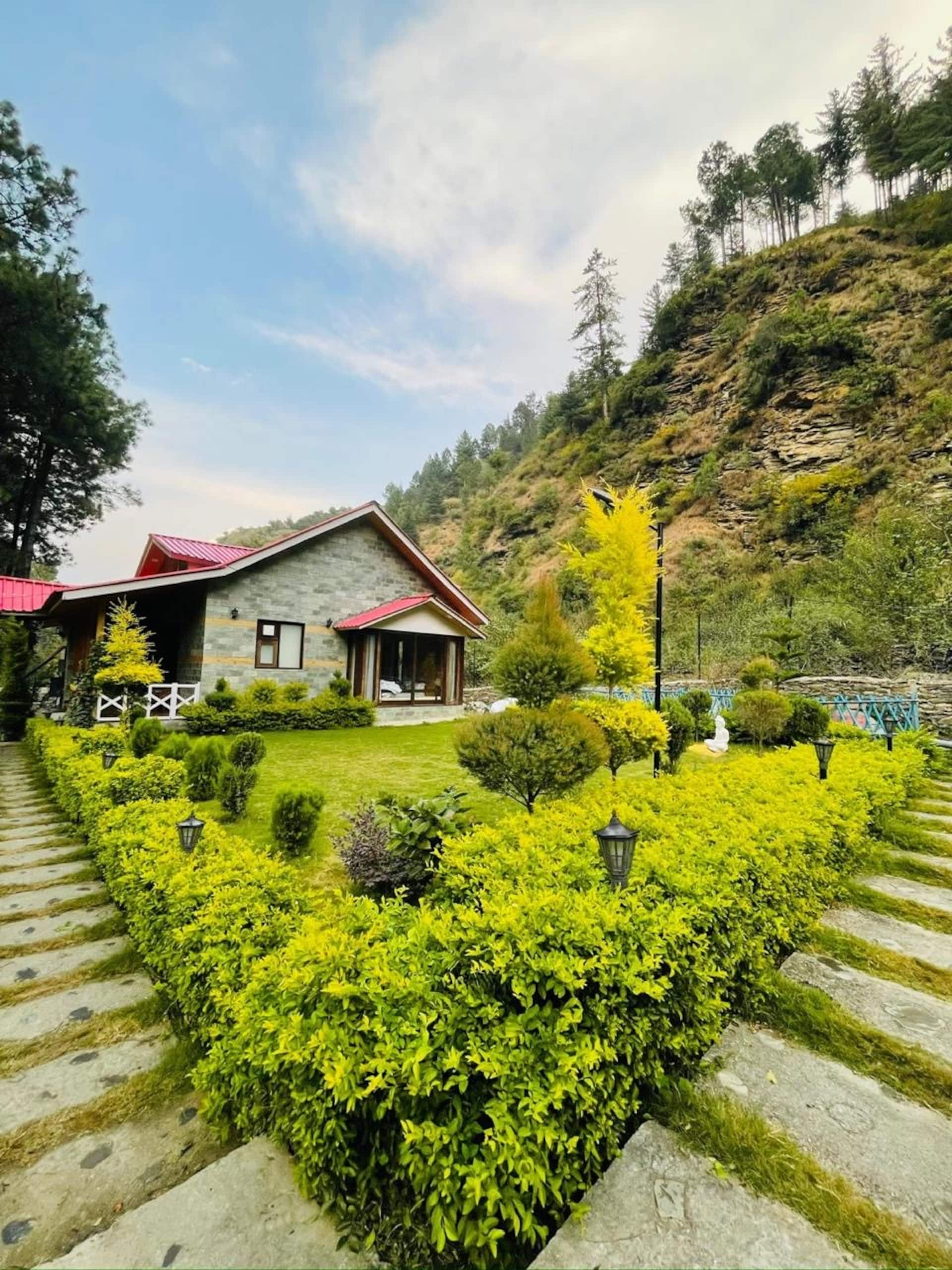 Luxe 2 BHK Mountain View•Private Lawn•WiFi•PetOK