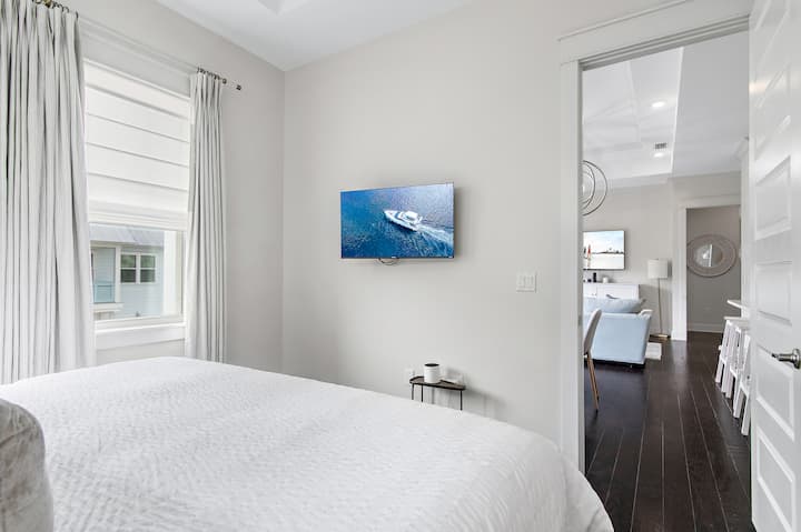 Chumba kikuu cha kulala chenye televisheni janja na mwanga wa asili.