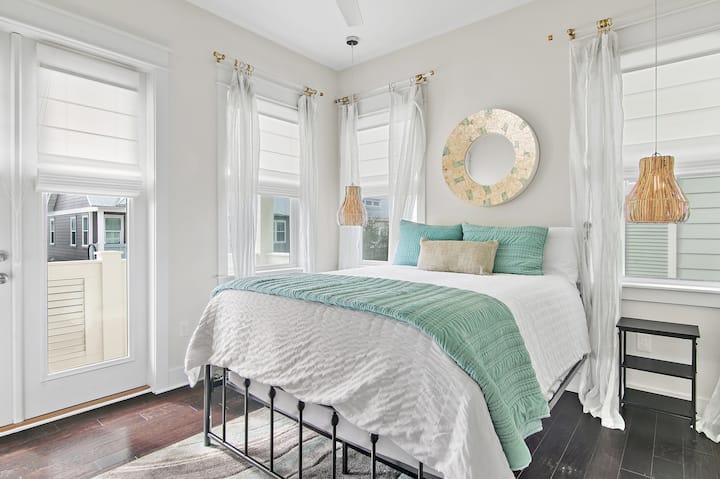 Chumba cha wageni chenye mwanga na hewa kina kitanda cha kifalme kwa ajili ya usingizi mzuri wa usiku. 