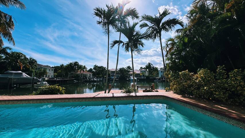 Waterfront 5 bedrooms, loft, private Pool & Kayaks gallery image 3