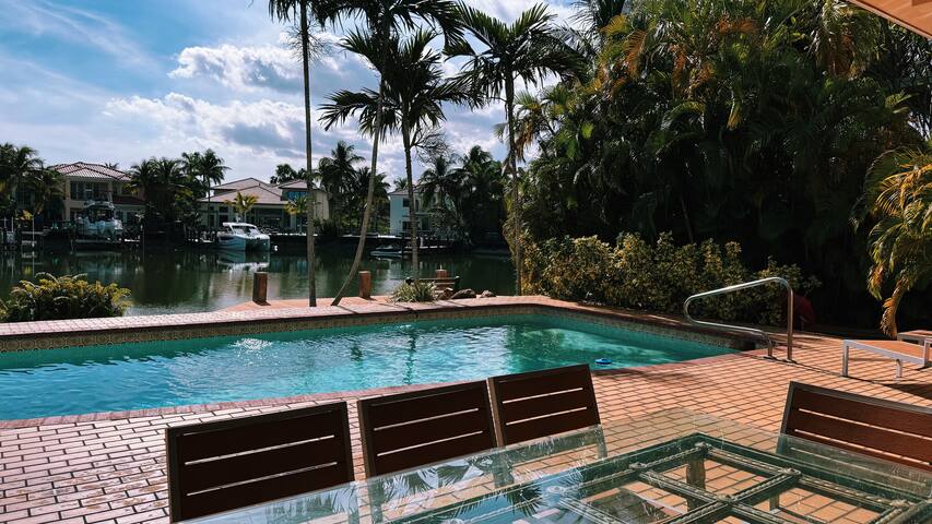 Waterfront 5 bedrooms, loft, private Pool & Kayaks