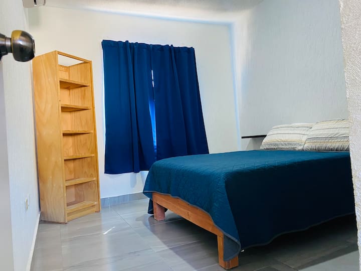 SPÁLŇA 1, manželská posteľ, nábytok na oblečenie, rímsa, skriňa a žehliaca doska,