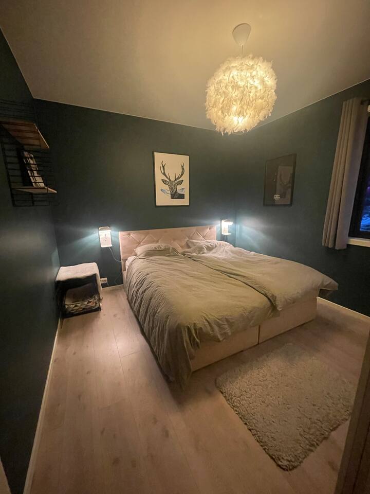 חדר שינה ראשי בקומה השנייה.
מיטה זוגית 180 ס"מ.
קטע של ארון עם מגירות וקולבים לאחסון בגדים. 