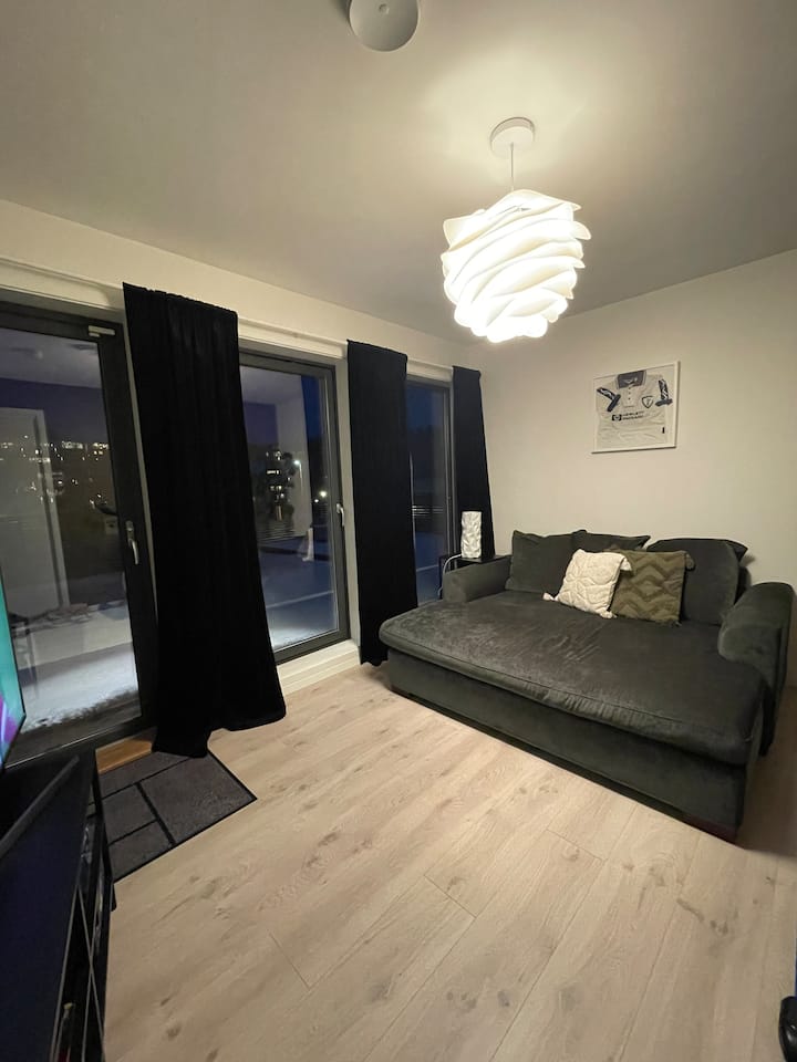 סלון בקומה הראשונה. צמוד לחדרי אירוח, גינה ומרפסת. מיטת יום מרווחת, מומלצת לאדם אחד (קצר), אולי 2 ילדים (אורך שרוול 140 ס"מ) 