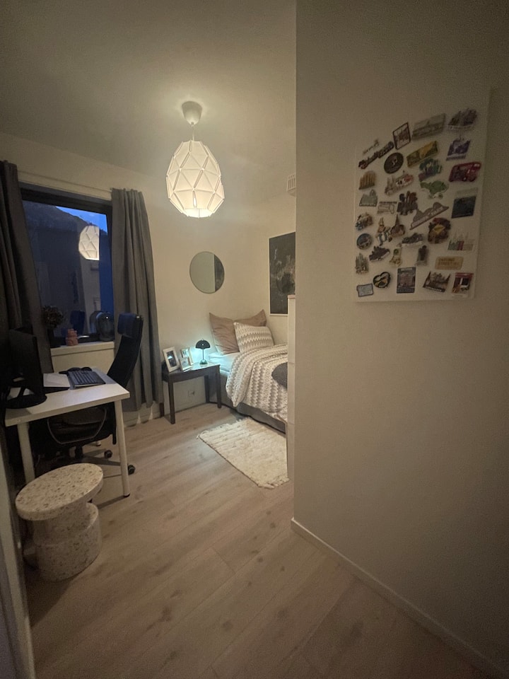 משרד/חדר אורחים בקומה השנייה. כאן, ניתן להציע שתי מיטות יחיד כפולות או לעמוד בנפרד. על בסיס יומי, יש רק מיטה פשוטה לחיסכון מקום. קצת אחסון בגדים. נשמח לדעת איזה פתרון תרצו וזה יהיה מוכן עם ההגעה. 