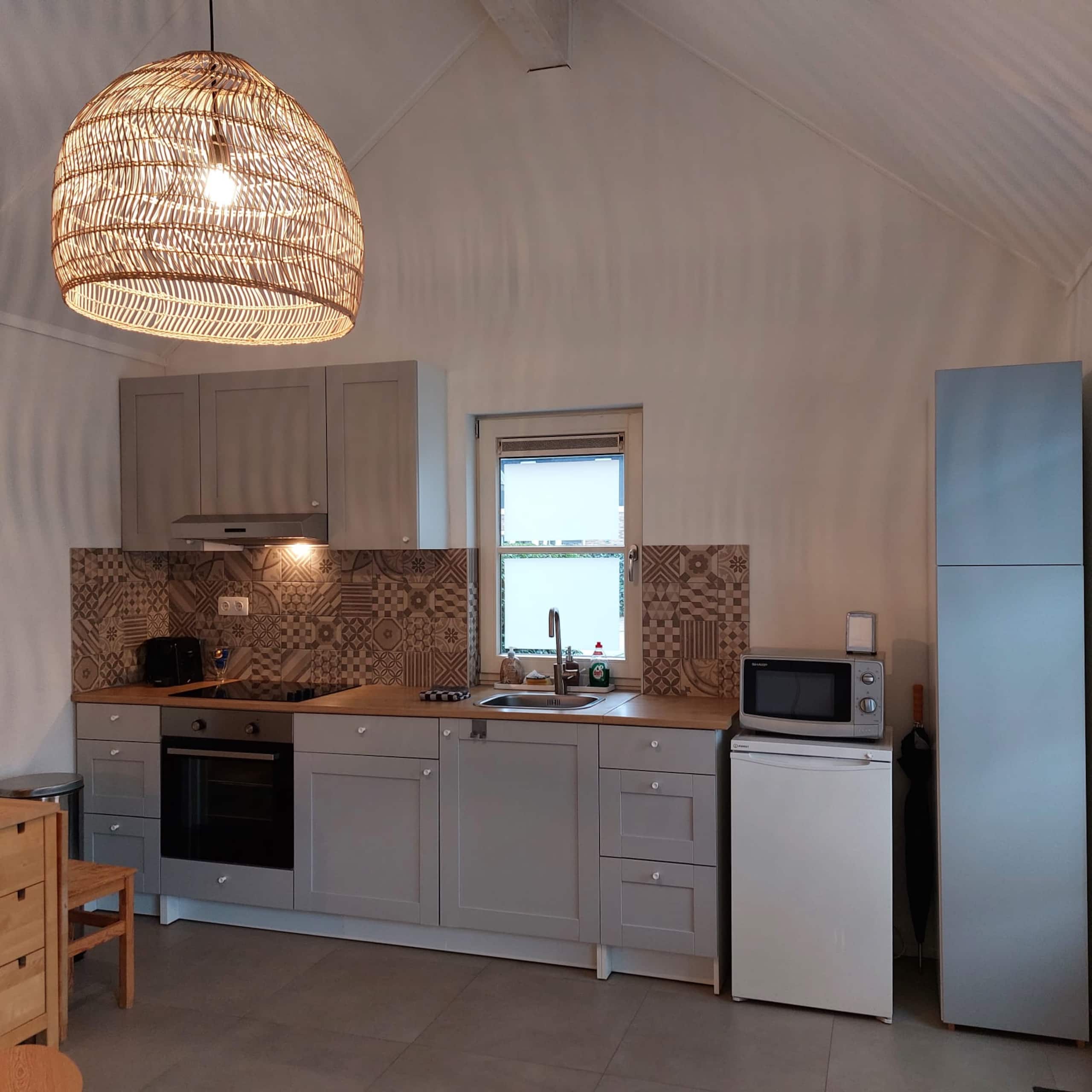 Beautiful and stylish cottage near AMS w/parking - Photo 3