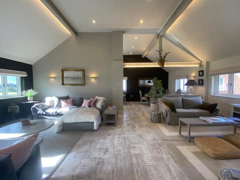 Beautiful open plan accommodation
to 1st floor.