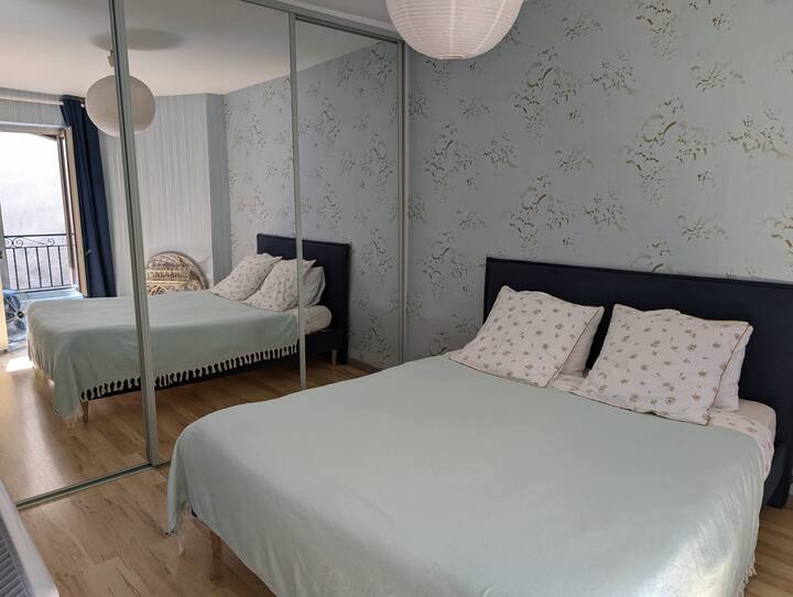 Dormir 160 cm x 200 cm 
Vestidor de 3 puertas espejos.
(por favor, maneje con cuidado la apertura y el cierre de las puertas espejos del vestidor )