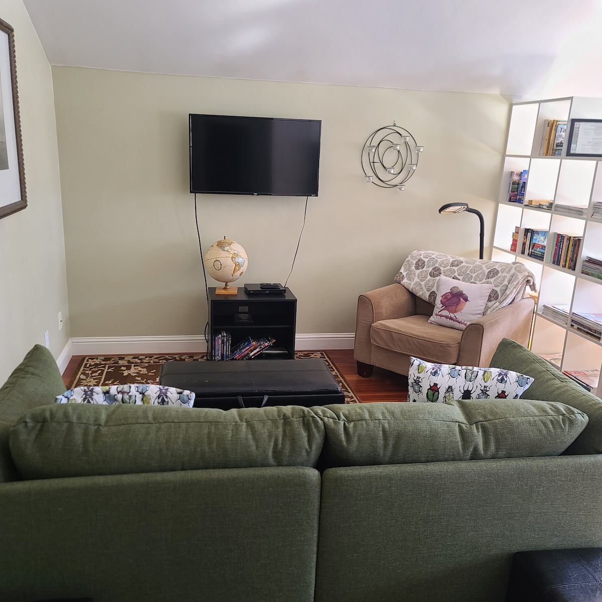 客厅配有DVD播放器和Roku智能电视，可供您自己的流媒体服务使用。 