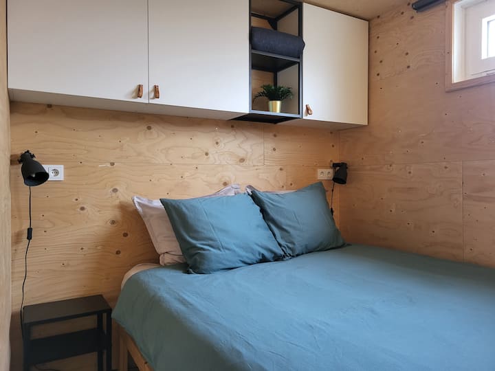 Dormitorio abajo, amueblado para adultos. Los buenos colchones y un cubrecolchón suave proporcionan una cómoda cama doble (160x200). Sueña entre las suaves mantas.