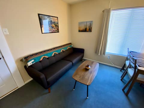 Successful Airbnb property: Dave's Sunshine Getaway for 2 or 3/Private w/Pool in Deer Valley